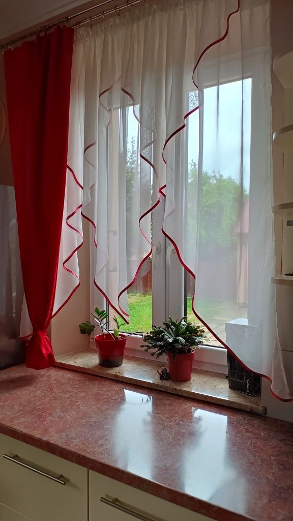Zasłony czerwone i firany białe woal
