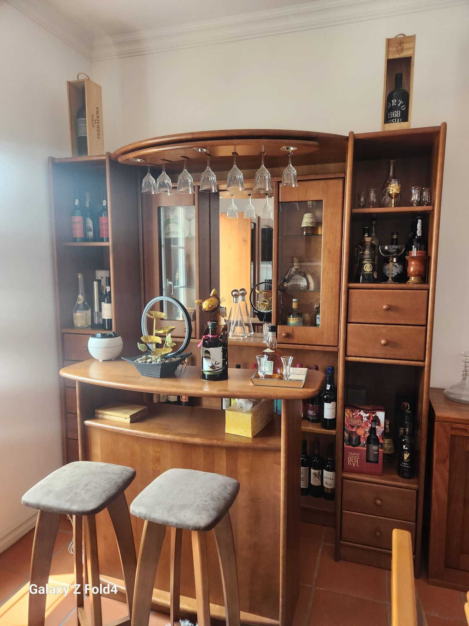 BAR com balcão e dois bancos em madeira de cerejeira maciça americana.