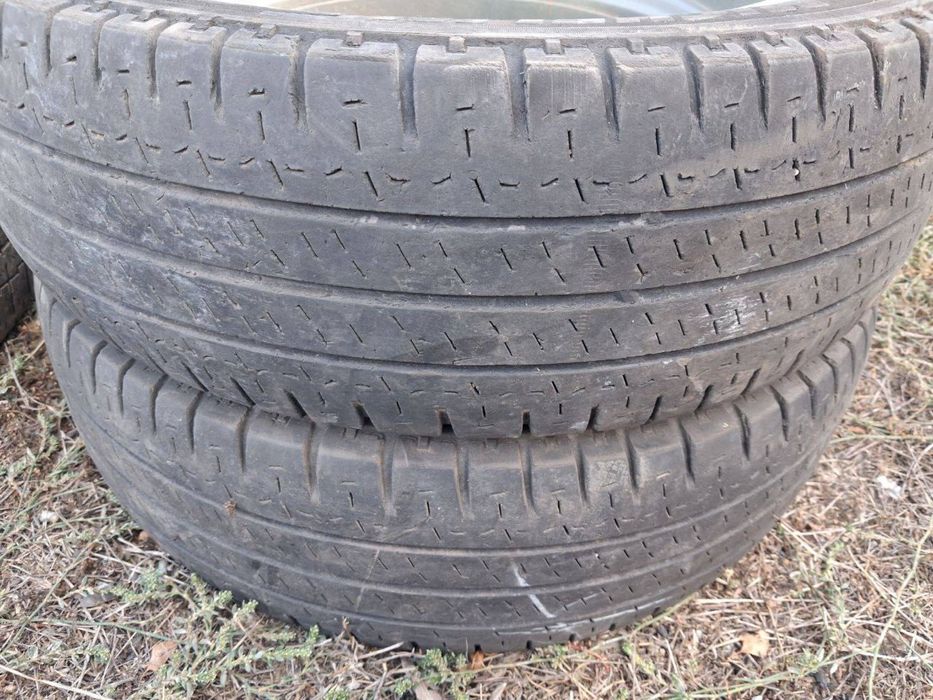 Распродаж: двері буса, шини R16C, диски, лебідка