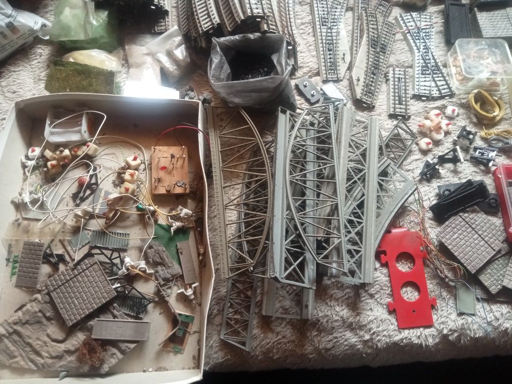 Kolejka elektryczna H0 Lokomotywa Wagony Tory mosty domki in. elementy