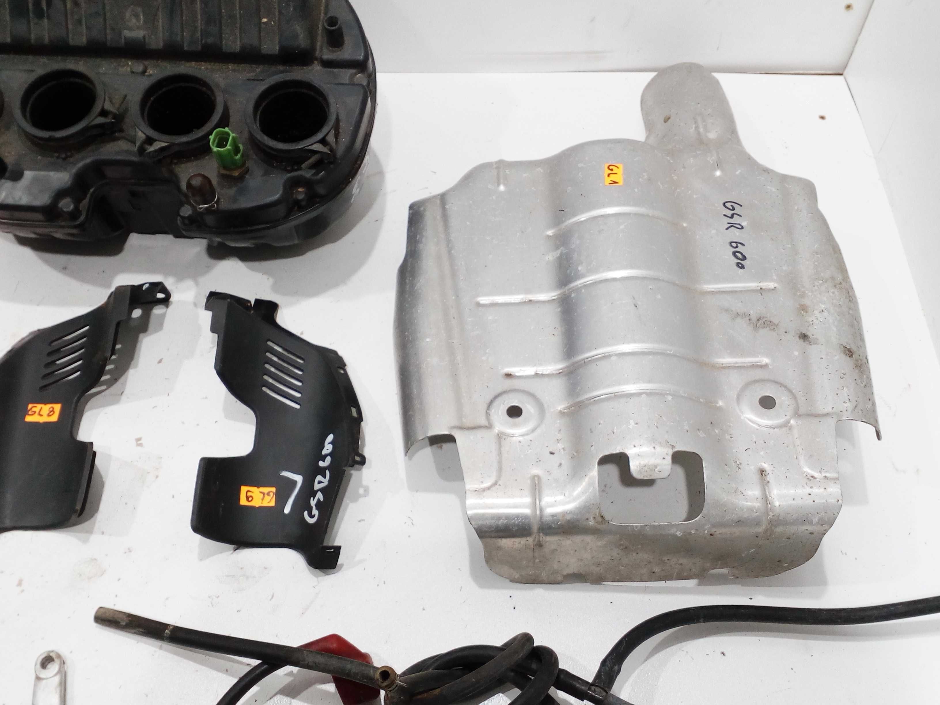 Suzuki GSR 600 uchwyt słona linka wiązka nadkole airbox części