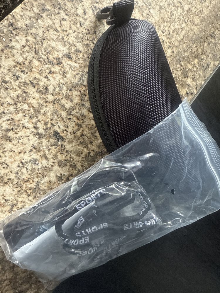 Conjunto variado (touca, oculos desportivos e peruca)