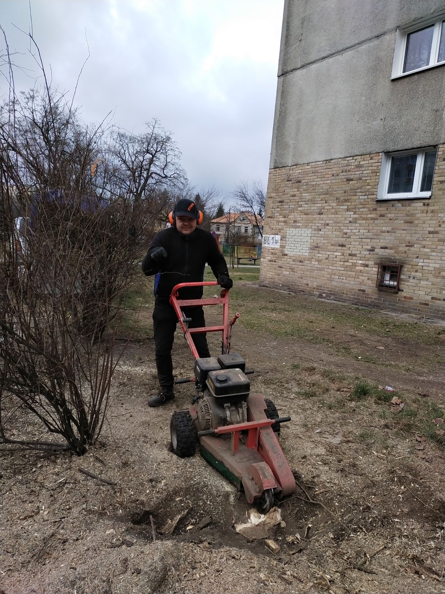 Frezowanie karczowanie pni drzew karpin F-vat