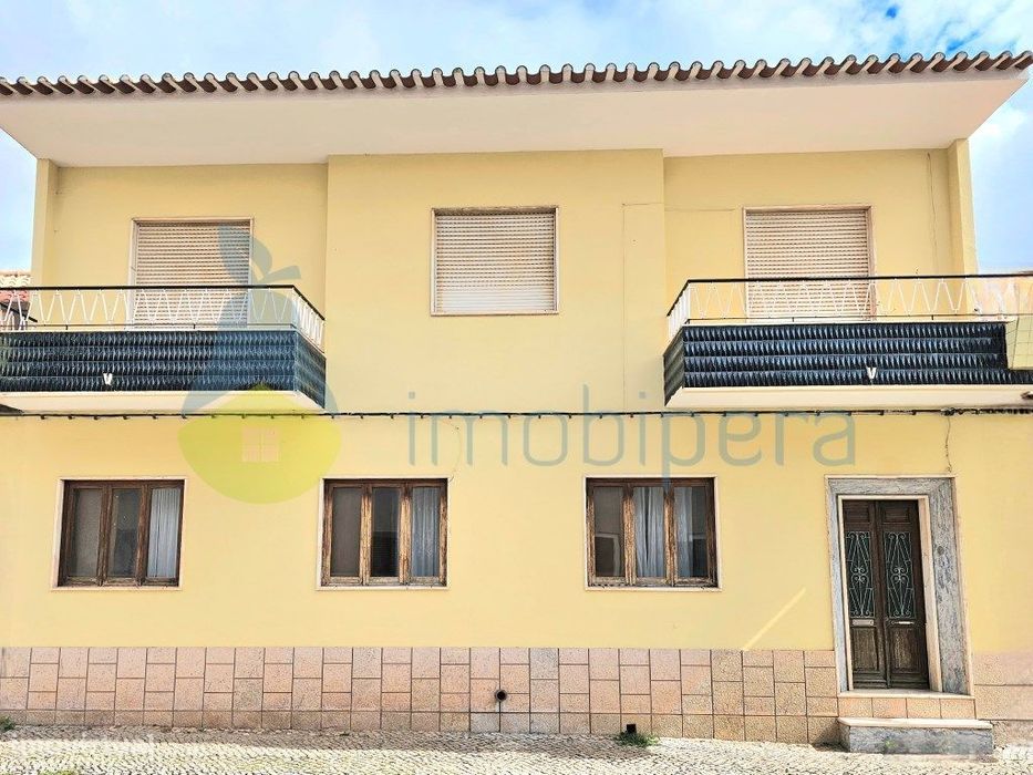 Casa térrea, dos anos 70, composta por 2 apartamentos T3, cada um c...
