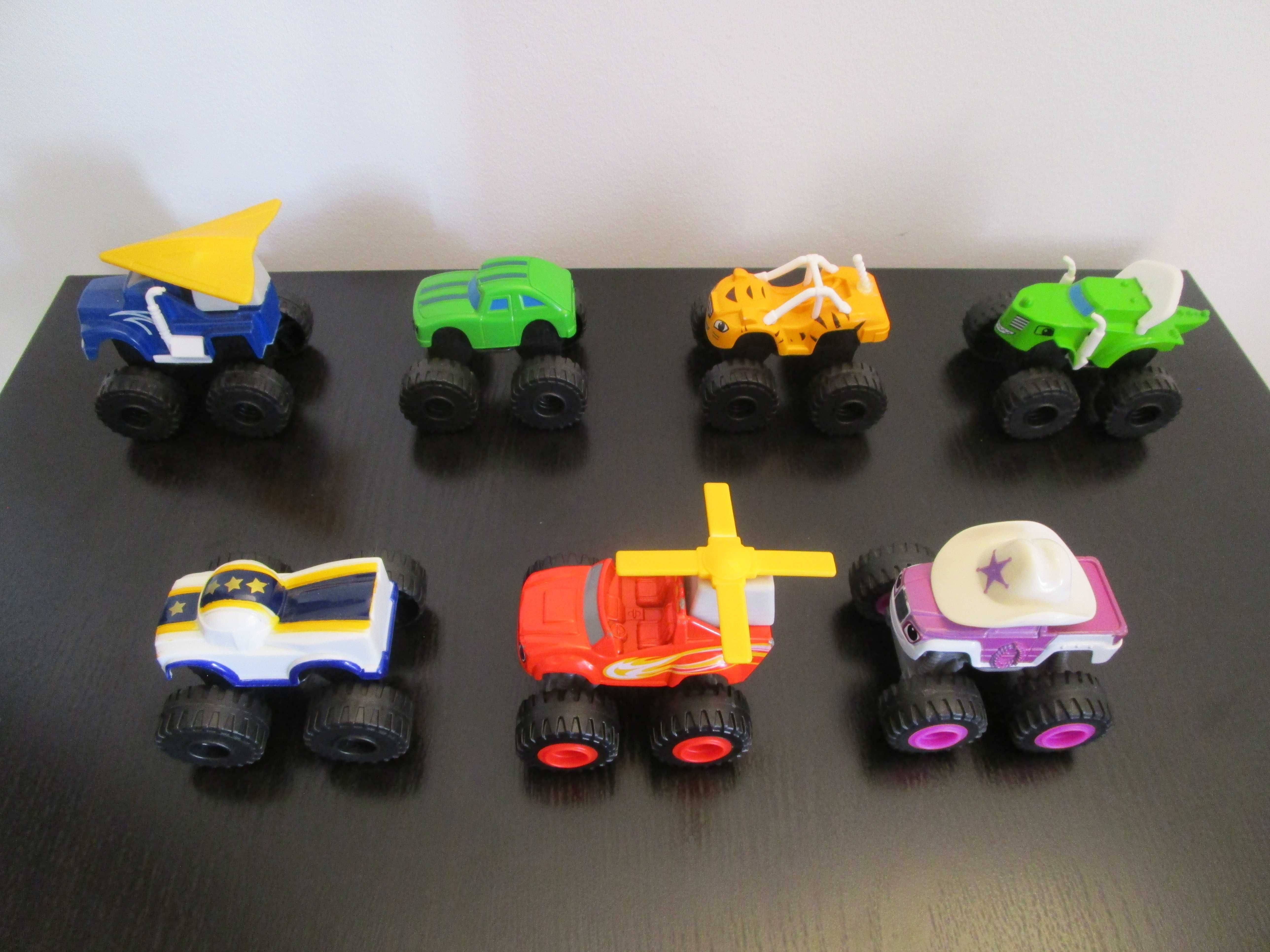 Conjunto de Livro + 7 Carrinhos do Blaze e as Monster Machines