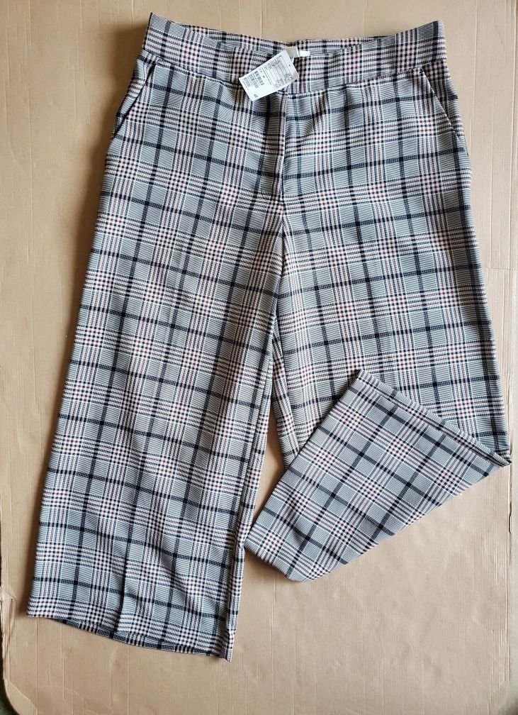 H&M spodnie z szerokimi nogawkami.