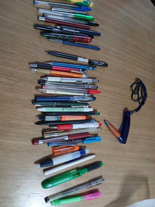 Sortido de canetas para coleção (não sei as que escrevem ou não)