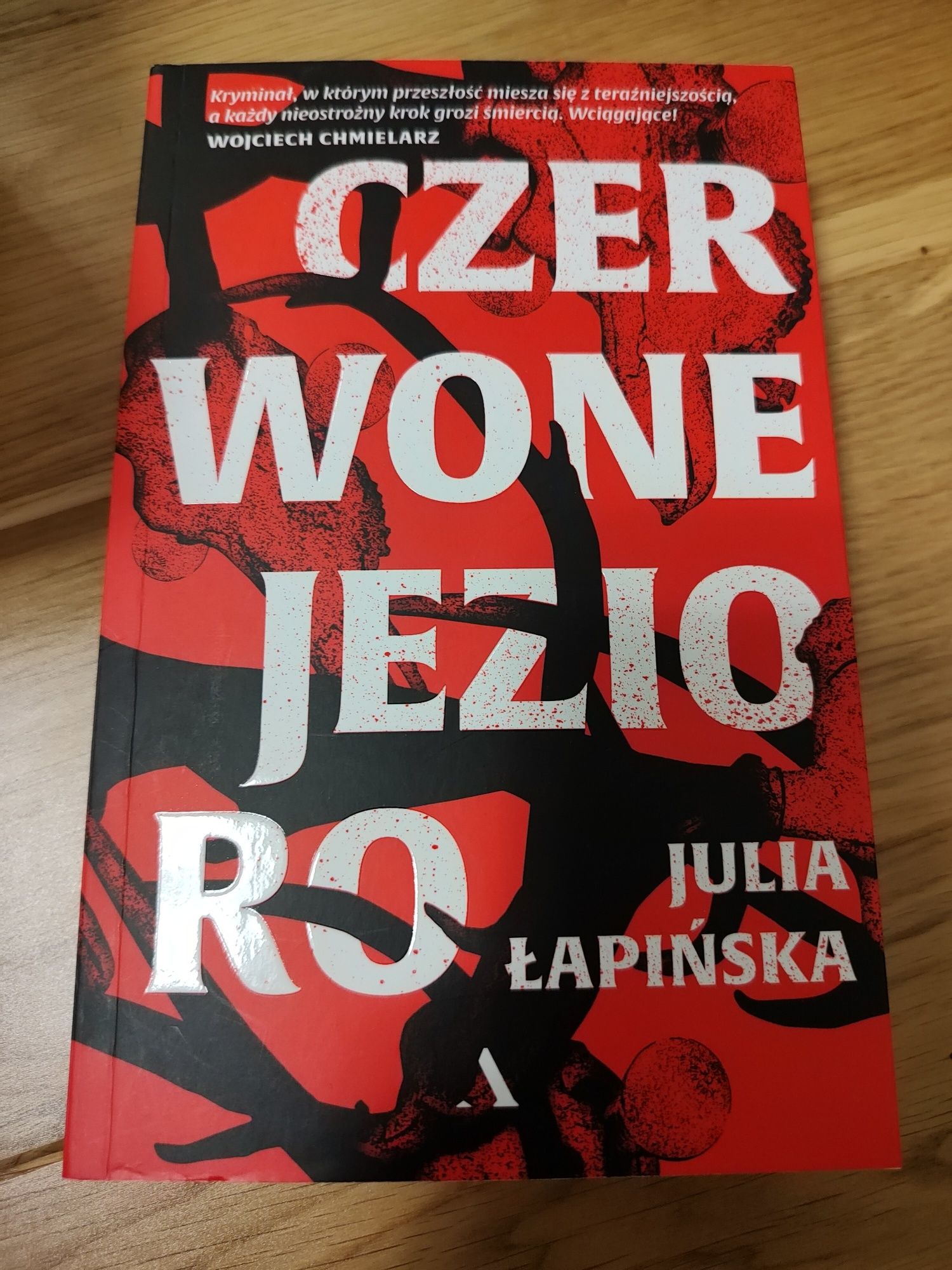 Julia Łapińska  - Czerwone jezioro