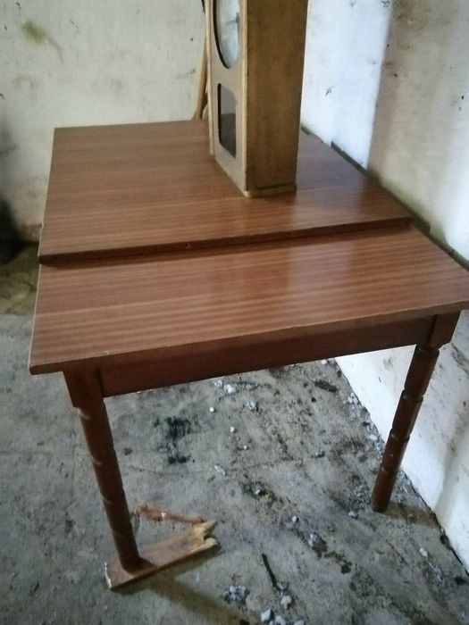 Stół bez krzeseł