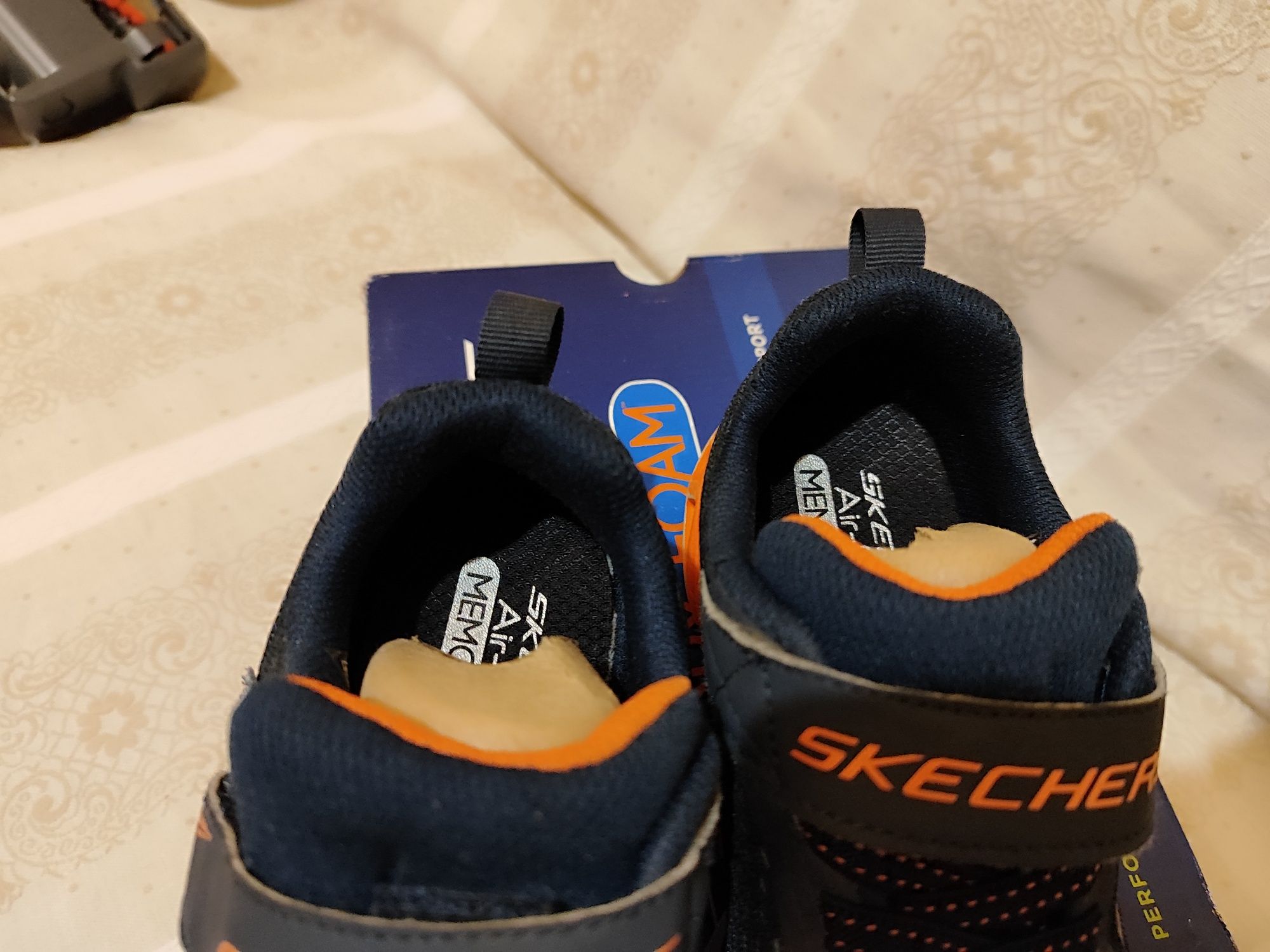 Skechers кросівки 33