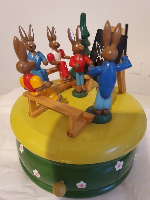 Музыкальные  ,деревянные   и керамические игрушки  ,шкатулки