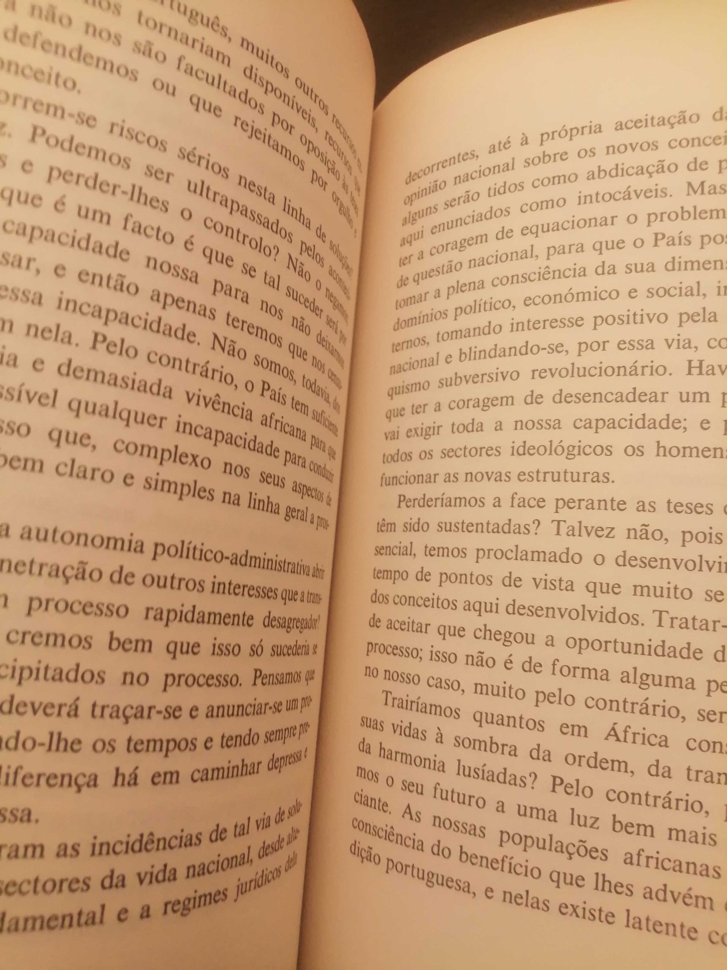 2 livros, os sistemas económicos e Portugal e o futuro