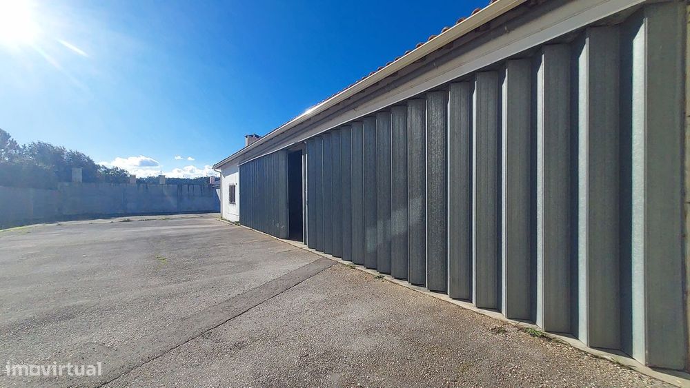 Armazém com logradouro - Zona Sul de Fátima