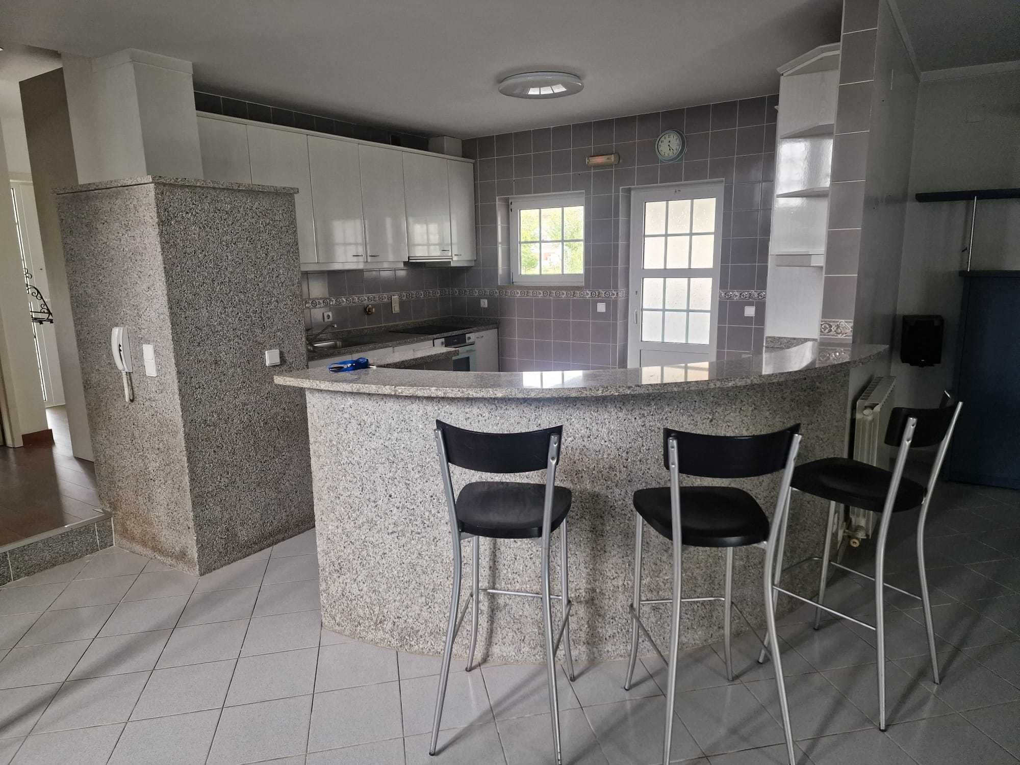 aceita-se permuta
Vivenda T3+1 de 4 frentes
remodelada