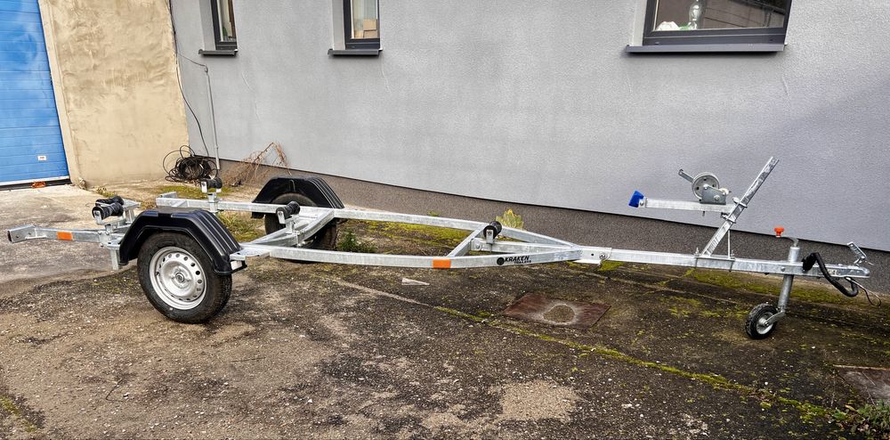 NOWA Przyczepa Podłodziowa Uchylna Ocynk LED Wciągarka