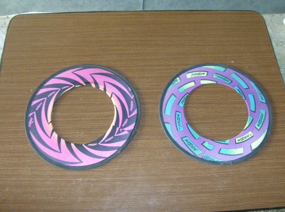 discos voadores coloridos