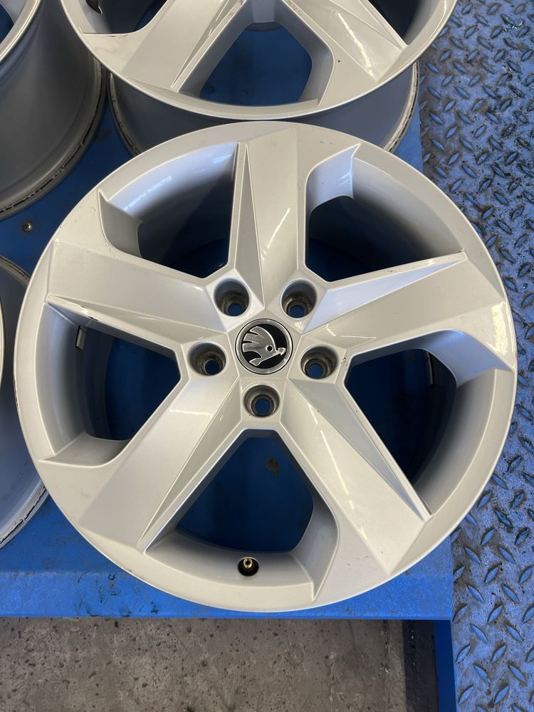 Felgi aluminiowe OE 7.5Jx17H2 ET51 5x112 Skoda Octavia III RS
