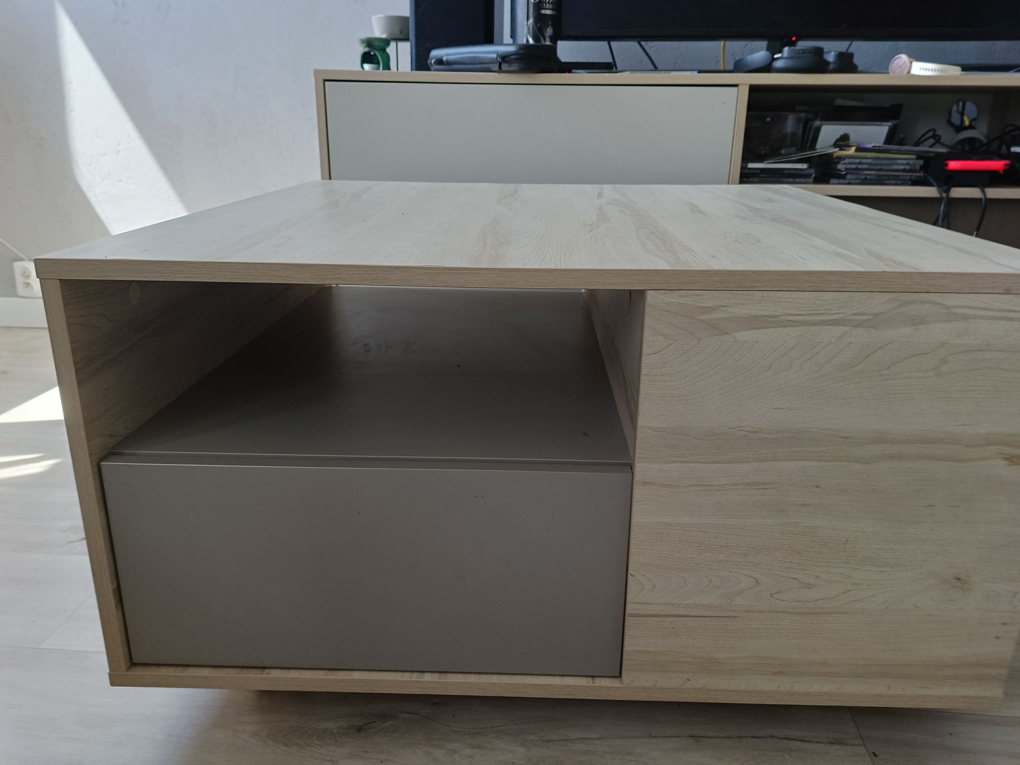 Sprzedam stolik o wymiarach arach 80x80x45.5