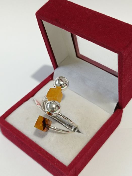 Srebrny pierścionek kulki kwadraty z bursztynem roz.24-25, srebro 925