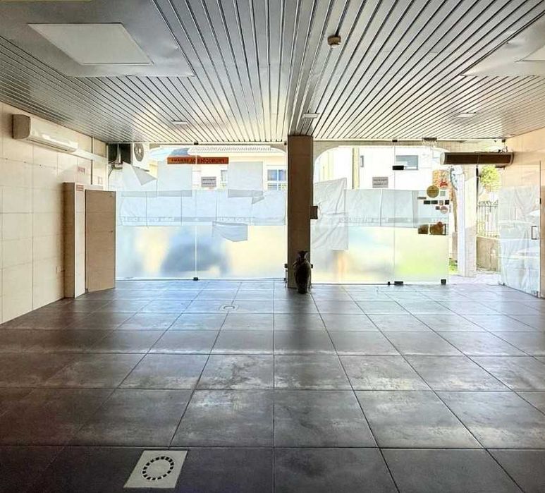 Espaço Comercial Único com Potencial Residencial em Vilela – Paredes