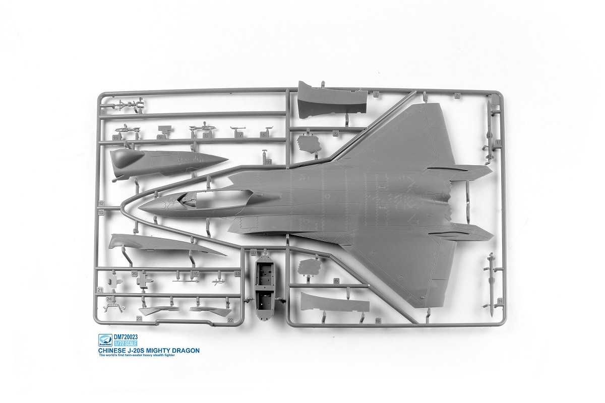 Збірна масштабна модель Dream Model 720023 Chinese J-20S Mighty Dragon