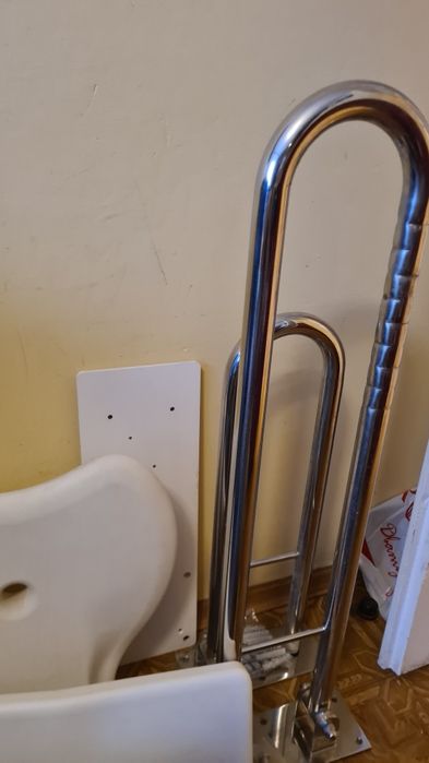 Barierki siedzisko rozkładane prysznic dla osoby niepełnosprawnej