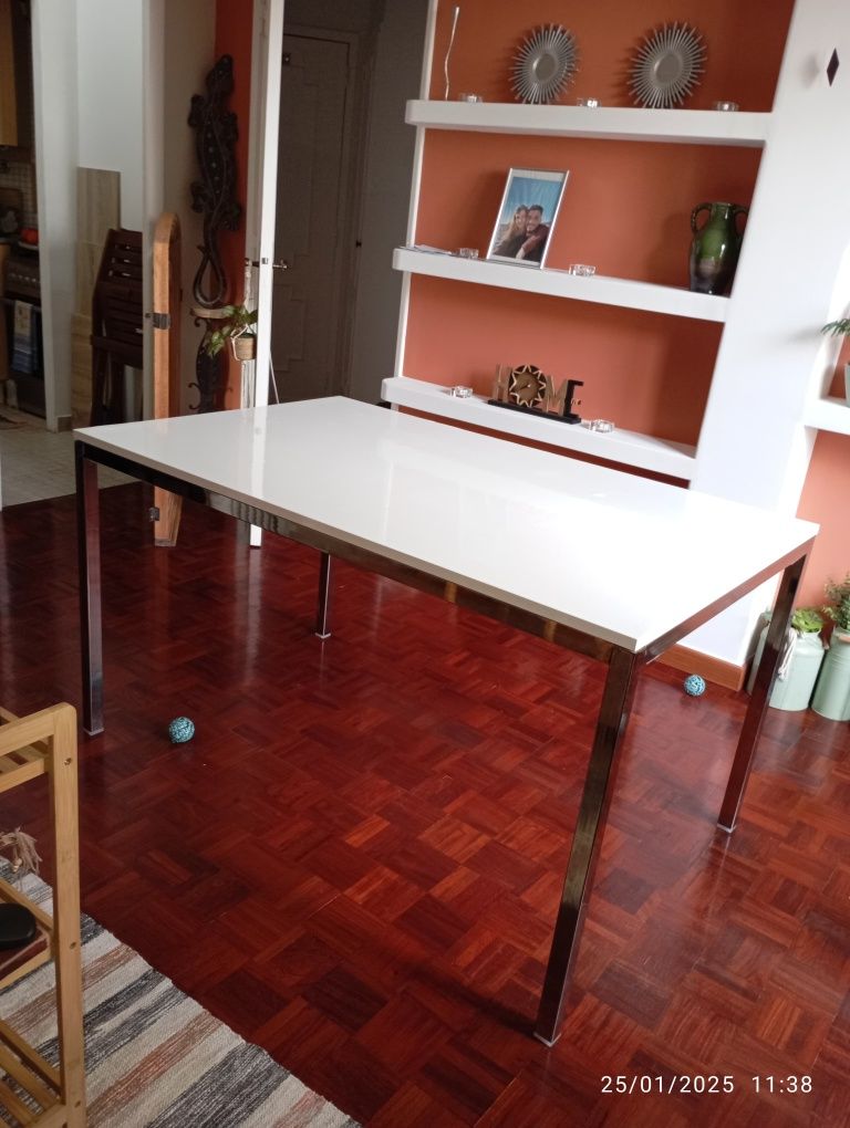 Mesa de jantar IKEA TORSBY com estrutura cromada