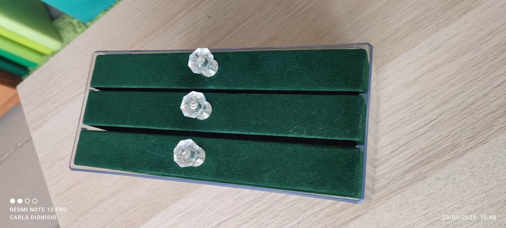 Caixa de veludo com caixa de acrílico com 3 gavetas