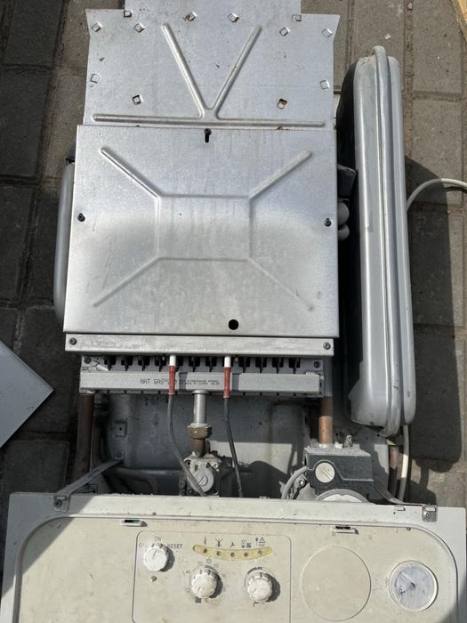 Котел двоконтурний  (димохідний).