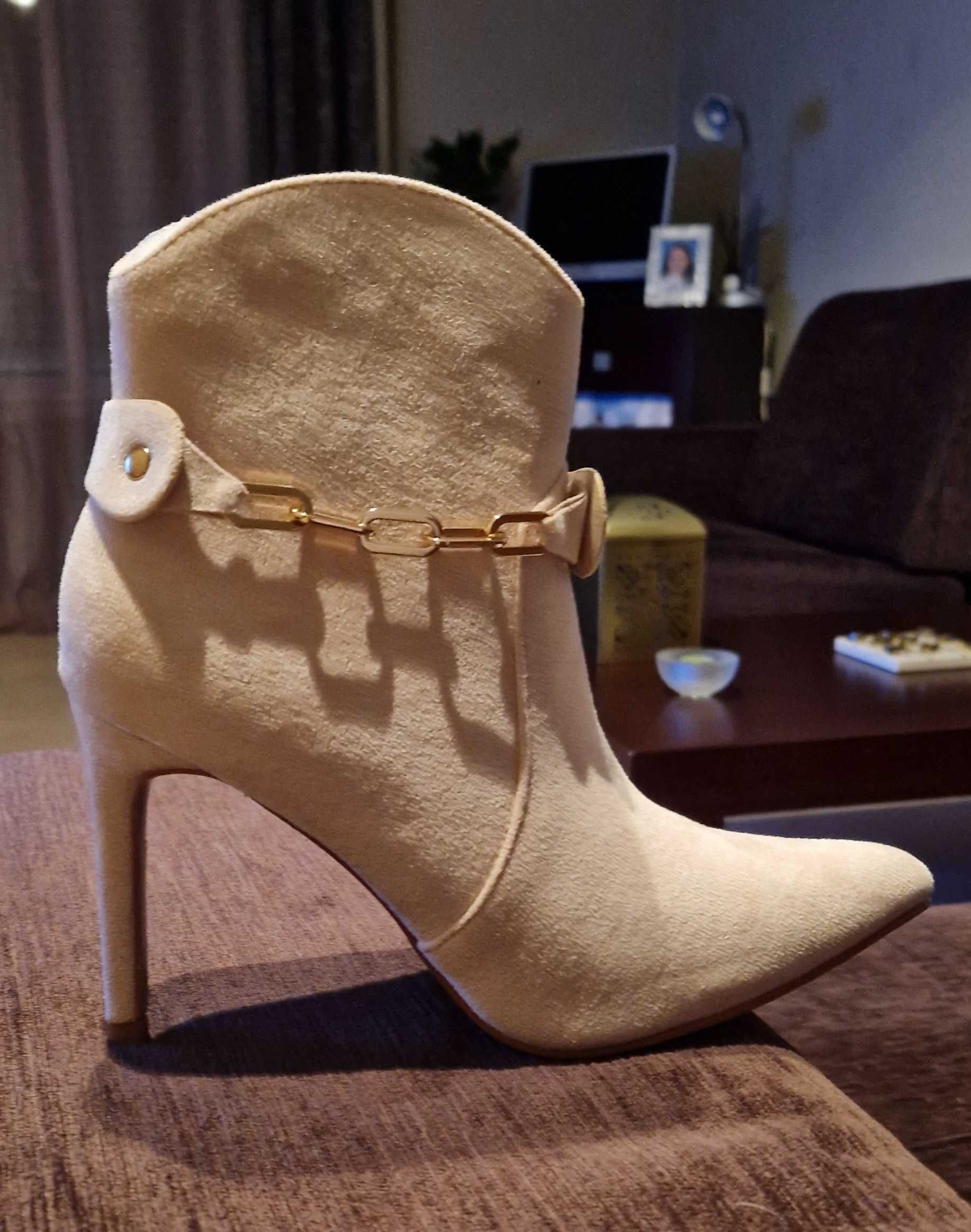 Botas novas, nunca usadas.