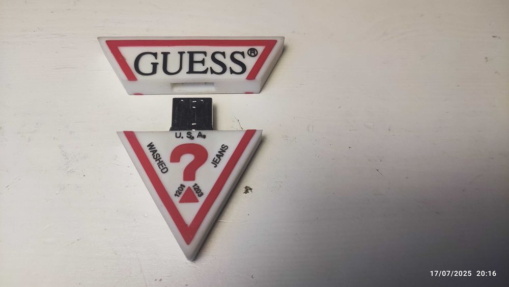 Stylowy Pendrive 3.7 GB firmy Guess - bądź modny