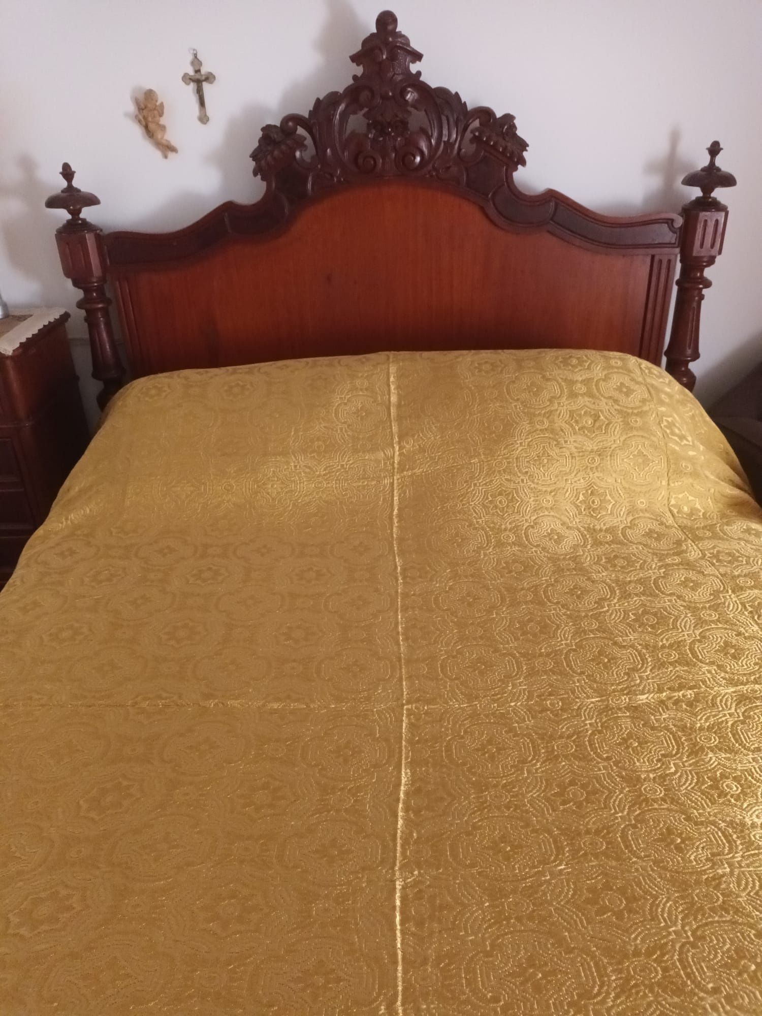 Cama com estrado e colchão