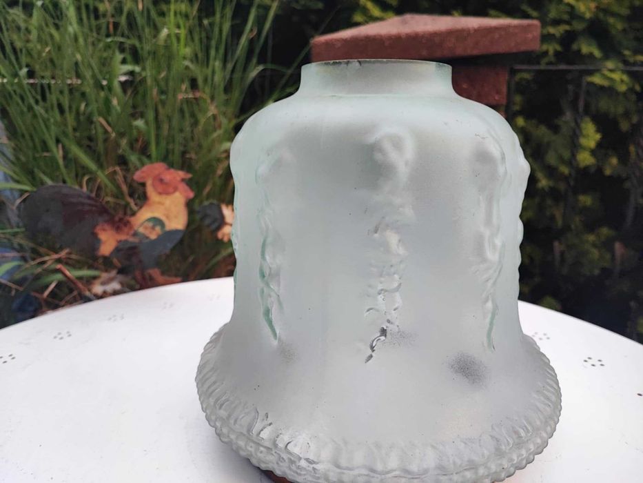 Klosz szklany,obręcz mosiężna,na naftowa,lata 70,śr.montażowa 8,8 cm.