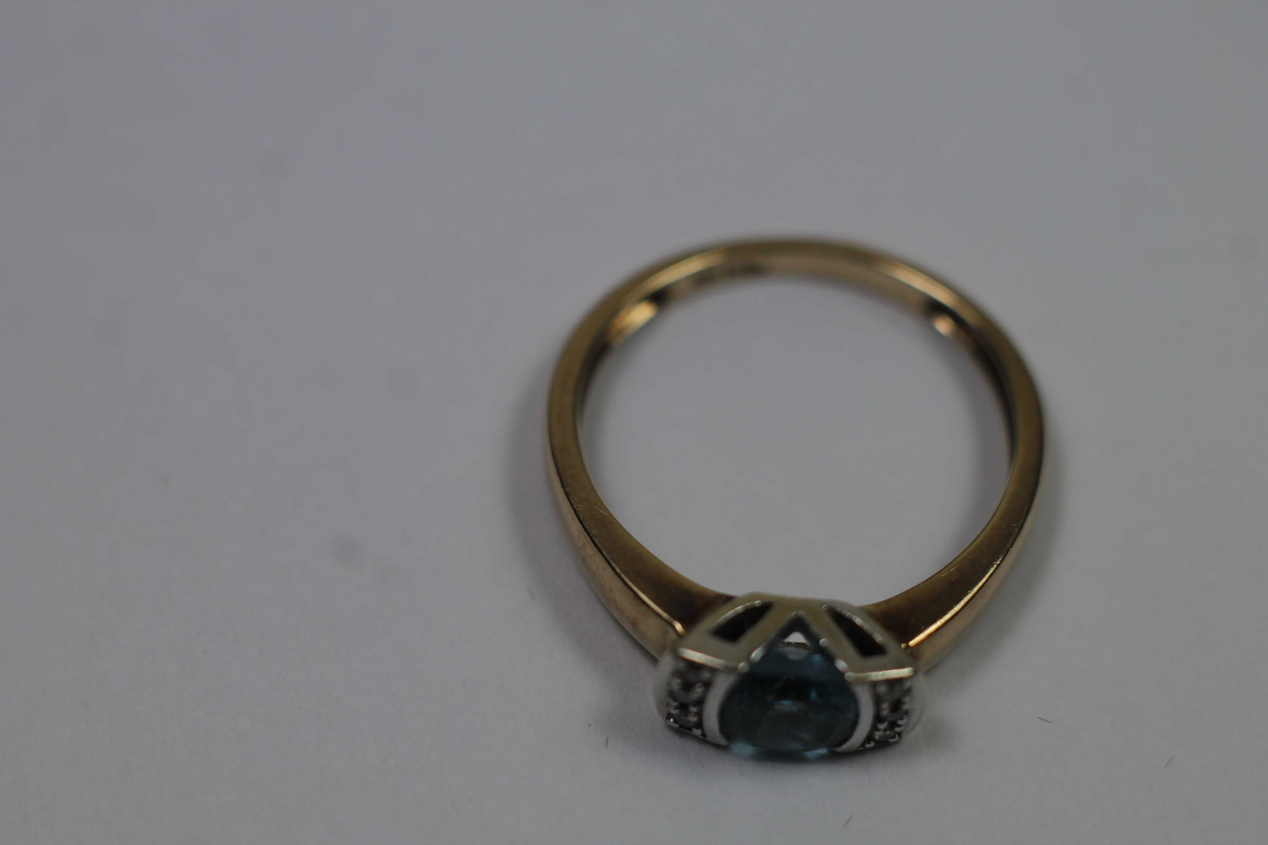 Złoty pierścionek p333 1,91g R11 topaz diamenty