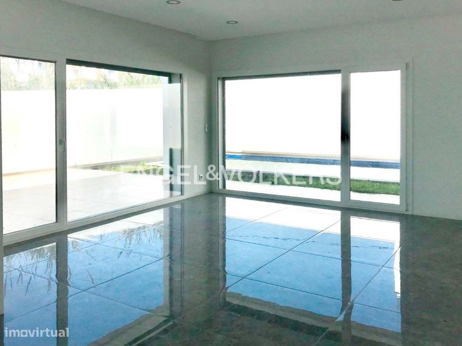 Sofisticada Moradia T5 com Piscina em Loures