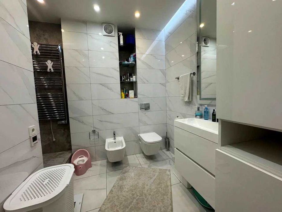 2-кім В. Лобановського пр., 4-Б ЖК Олександрівський Солом'янський р-н