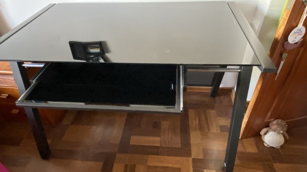 SECRETÁRIA  como nova em frerro fosco tampo em vidro preto temperado