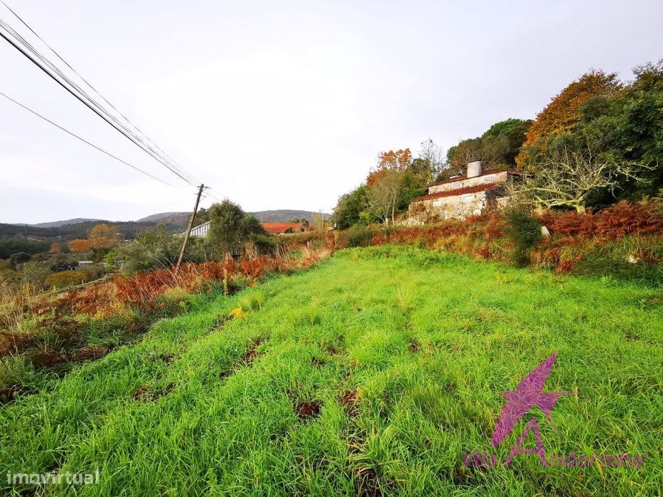Terreno para construção de uma ou duas moradias térreas.