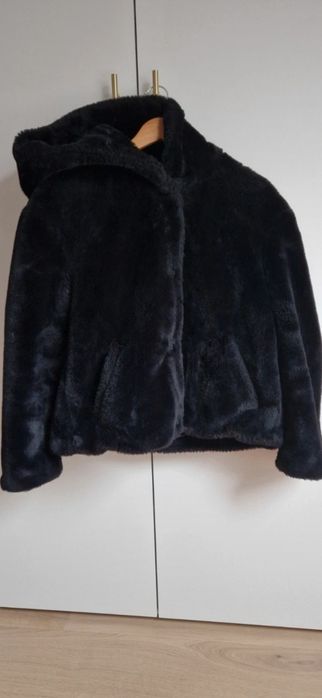 Kurtka futrzana czarna z kapturem  krótka rozmiar M 38tka Stradivarius