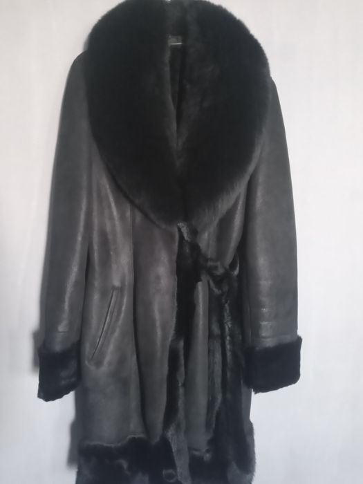 Женская натуральная дубленка с натуральным мехом.