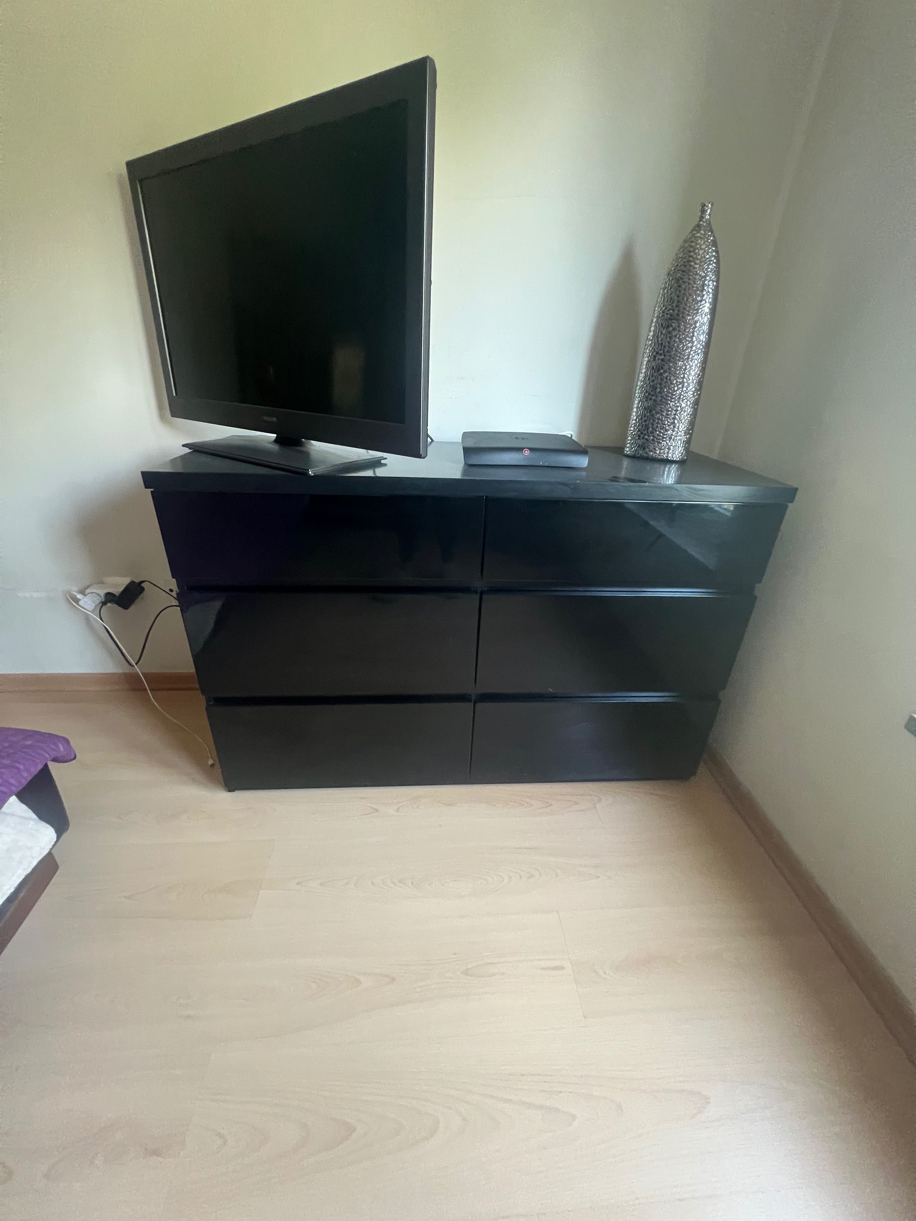 Cama, duas mesas de cabeceira e cómoda. Sem colchão.