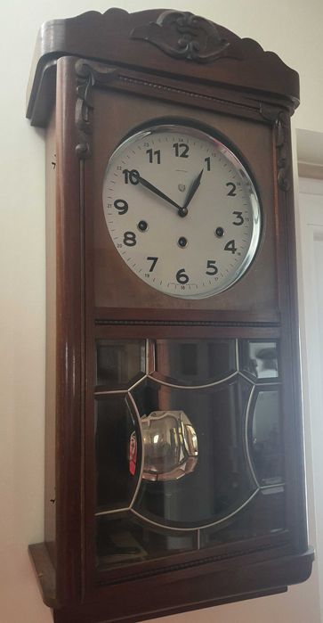 Relógio de parede antigo da Fábrica Nacional de Relógios Reguladora