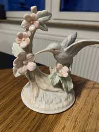 Figurka kolibra z kwiatami