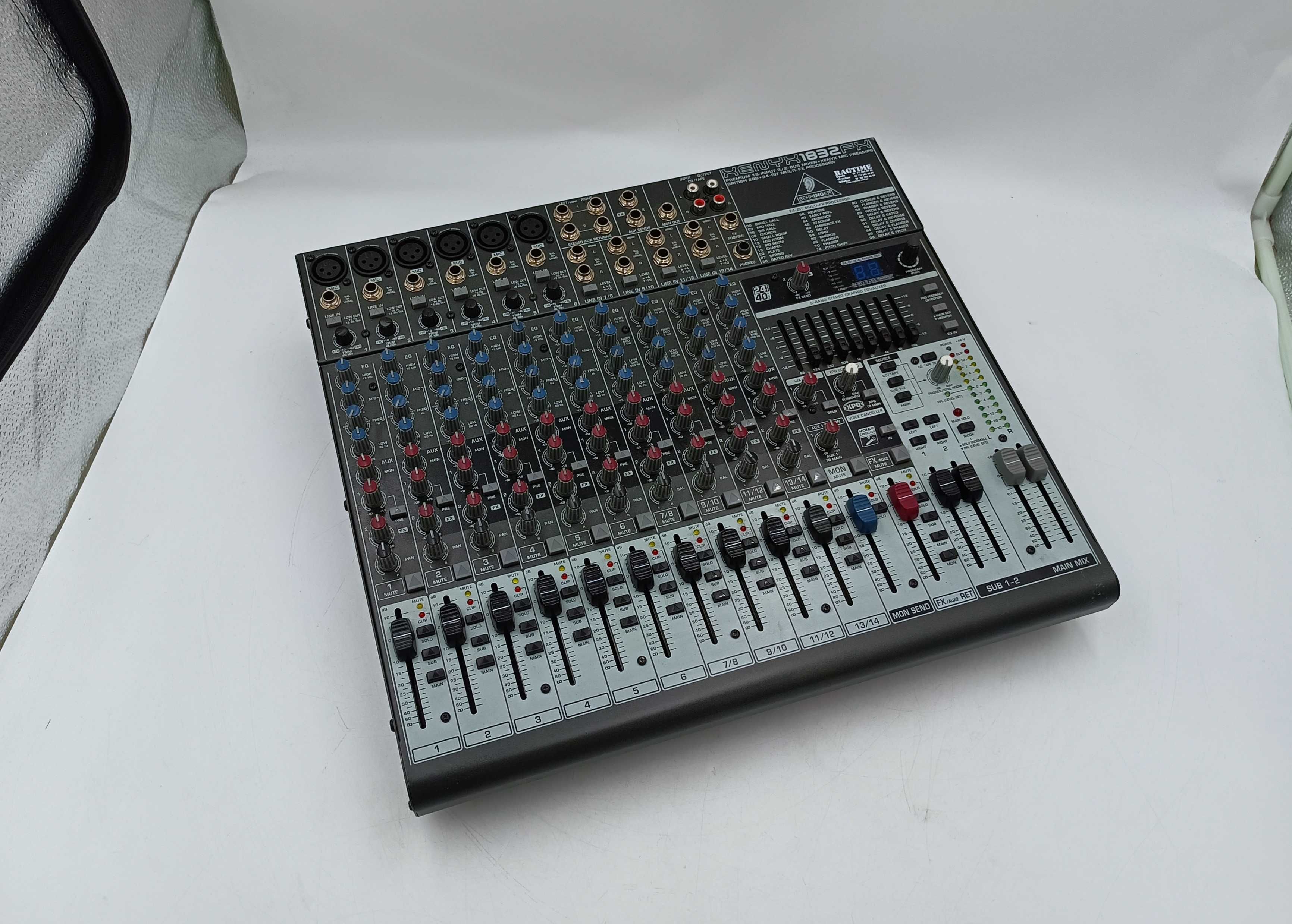 Mikser Behringer XENYX 1832 FX Na części / do naprawy OPIS