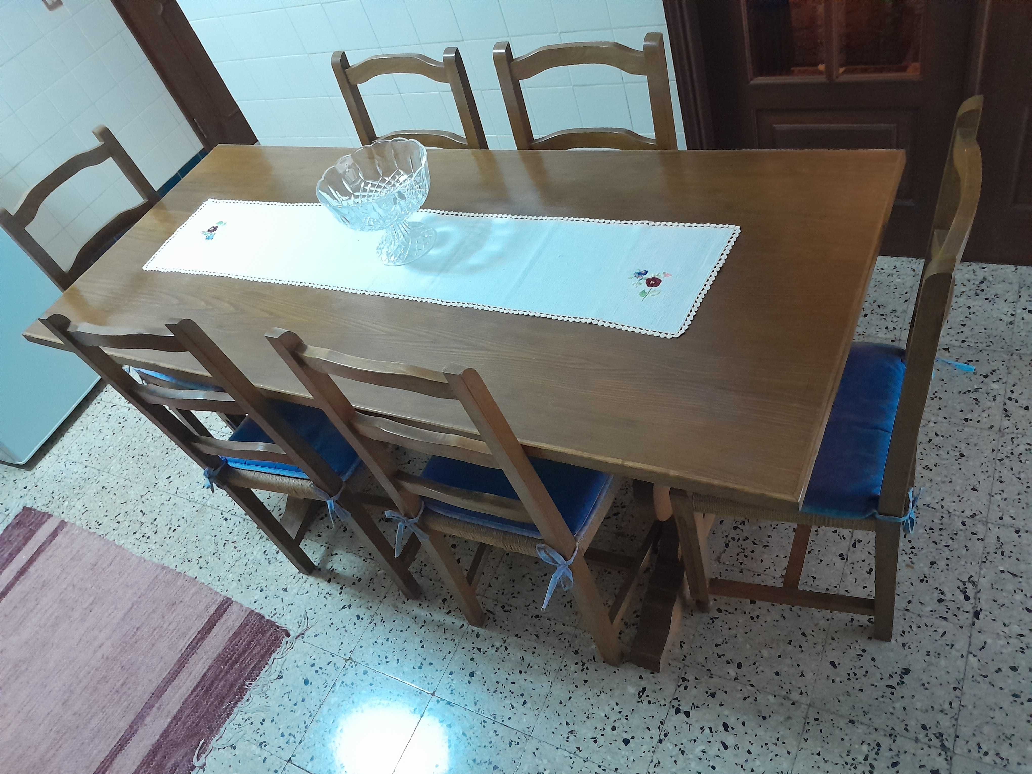 Mesa de cozinha e cadeiras