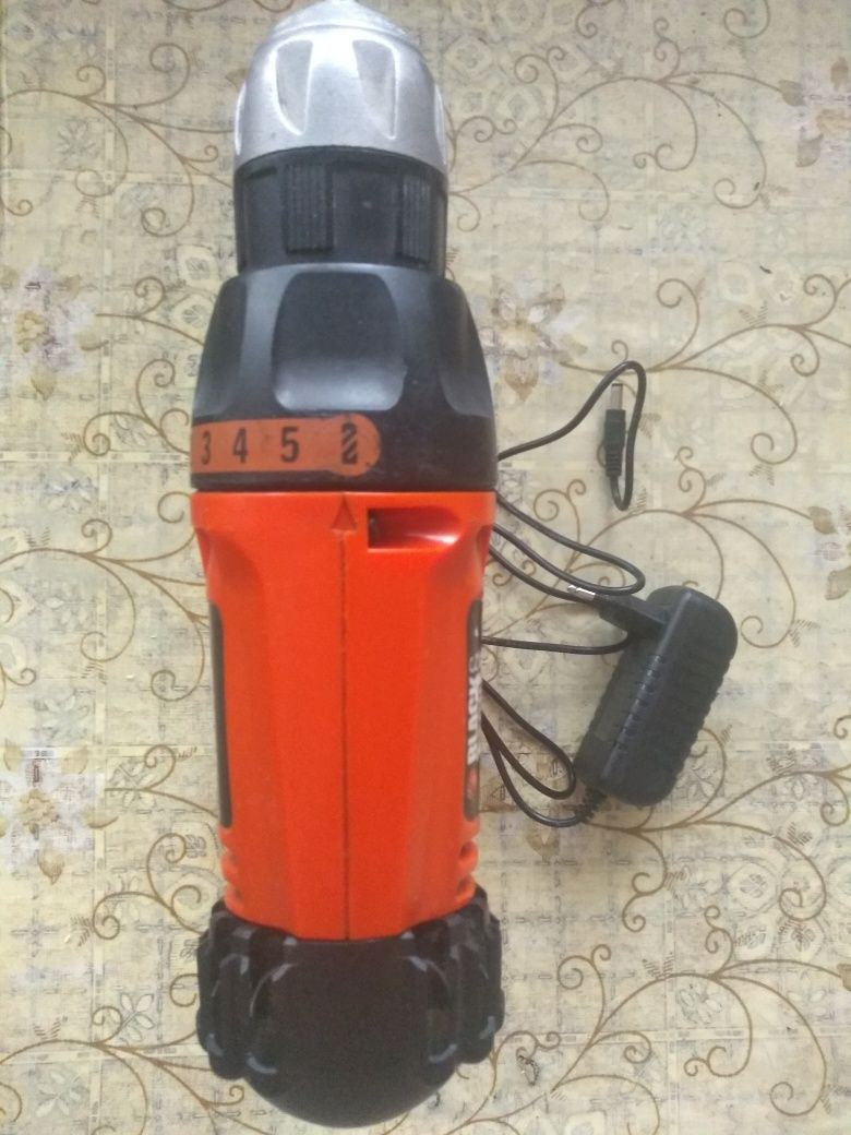 Шуруповерт Black & Decker 12V 2,9A