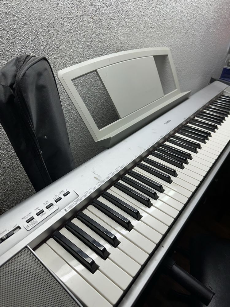 Piano da yamaha com livros e banco