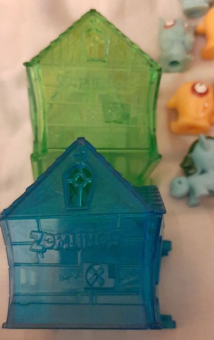 zomlings 2 casas e 7 bonecos para colecionadores.