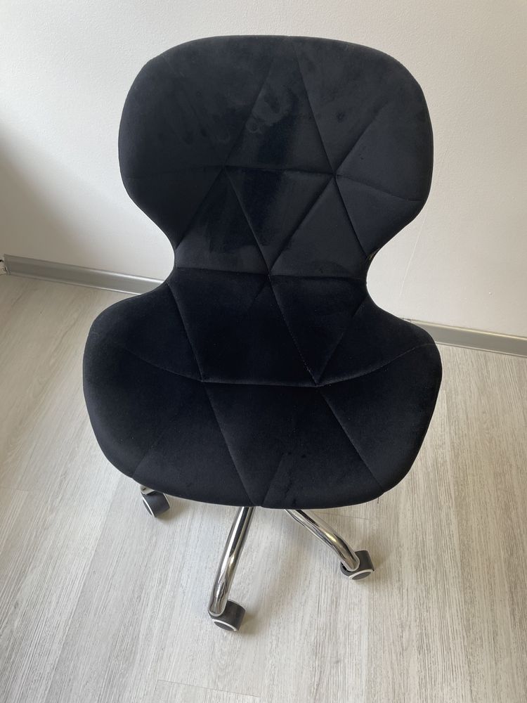 Czarne krzesła na kółkach