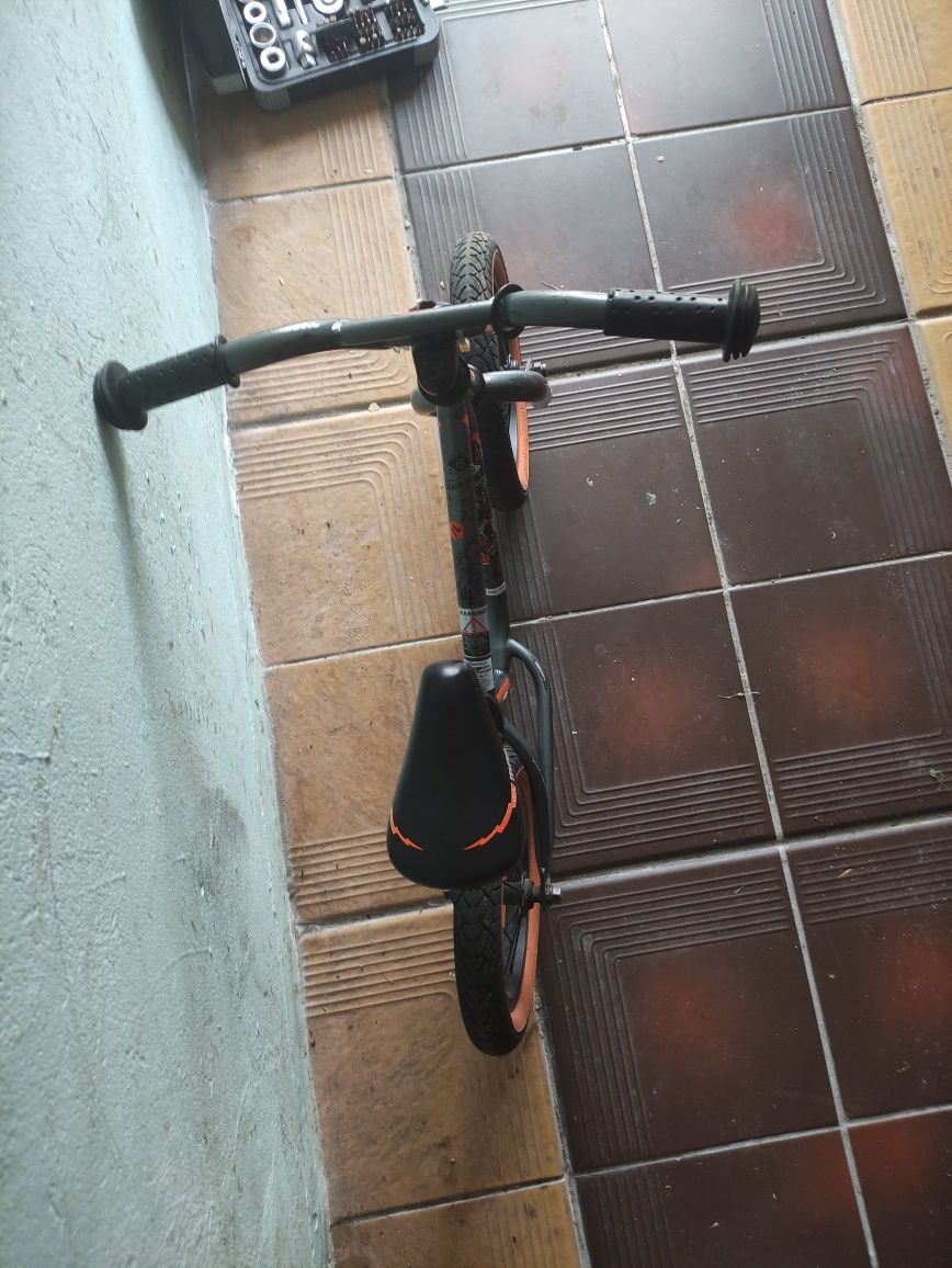 Rowerek biegowy Mongoose, gratis kask